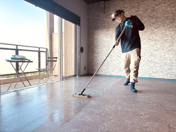 埼玉県川口市 フロアコーティング 施工中の様子