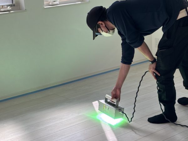 千葉県千葉市美浜区 フロアコーティング 施工中の様子