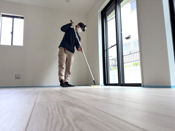 東京都八王子市 フロアコーティング 施工中の様子