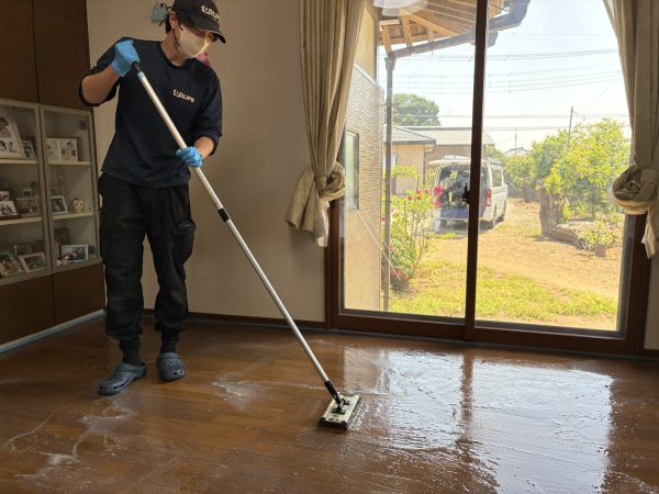 茨城県つくば市 フロアコーティング 施工中の様子