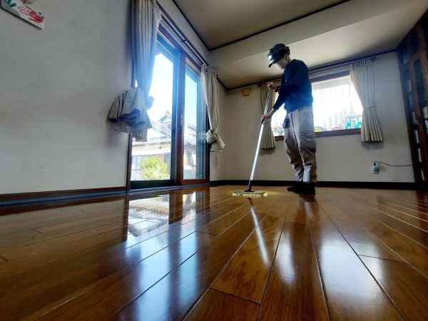 茨城県つくば市 フロアコーティング 施工中の様子