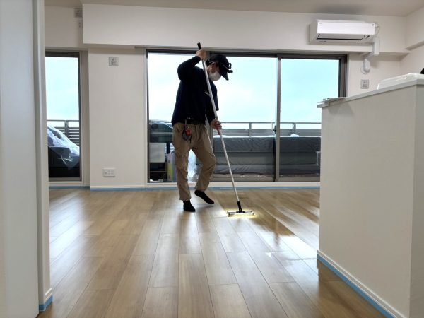 千葉県柏市 フロアコーティング 施工中の様子