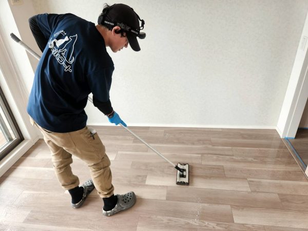 東京都稲城市 フロアコーティング 剥離作業の様子