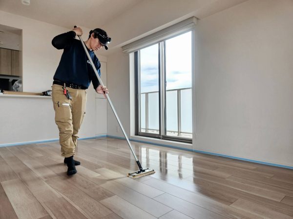 東京都稲城市 フロアコーティング 施工中の様子
