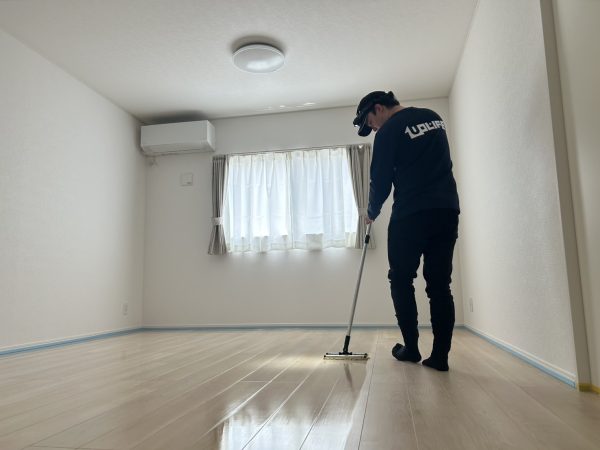 新潟県新潟市北区 フロアコーティング 施工中の様子