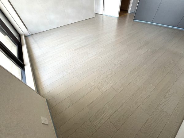 施工前：何もしていないフローリングはキズや汚れがつきやすい状態