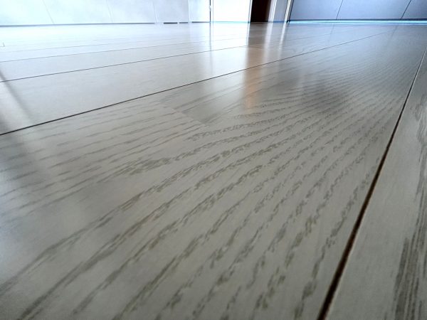 施工前：何もしていないフローリングはキズや汚れがつきやすい状態
