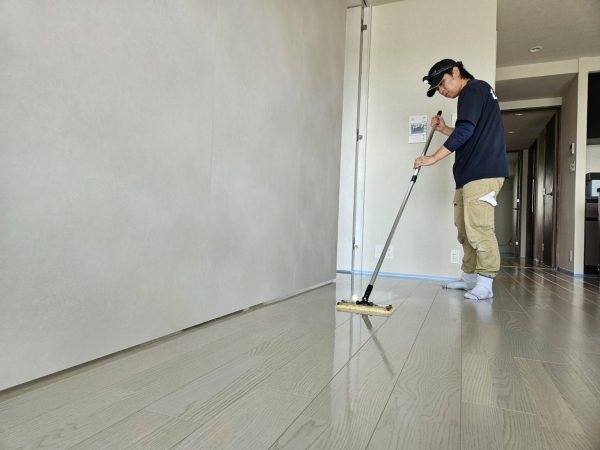 茨城県つくば市 フロアコーティング 施工中の様子