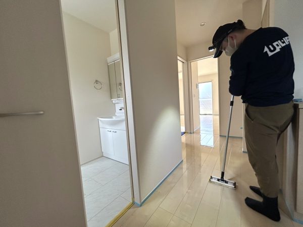 宮城県岩沼市 フロアコーティング 施工中の様子