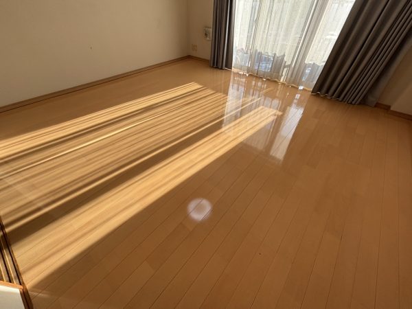 剥離清掃後に綺麗になったフローリング