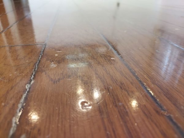 ワックス劣化で艶ムラが出たフローリング