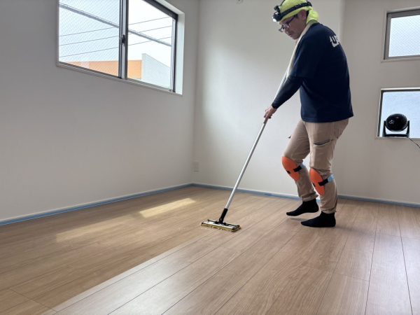 神奈川県川崎市川崎区 フロアコーティング 施工中の様子