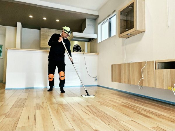 埼玉県さいたま市南区 フロアコーティング 施工中の様子