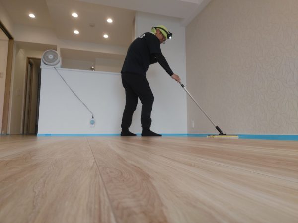 埼玉県川口市鳩ヶ谷 フロアコーティング 施工中の様子