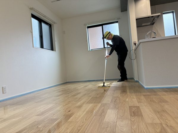 千葉県浦安市 フロアコーティング 施工中の様子