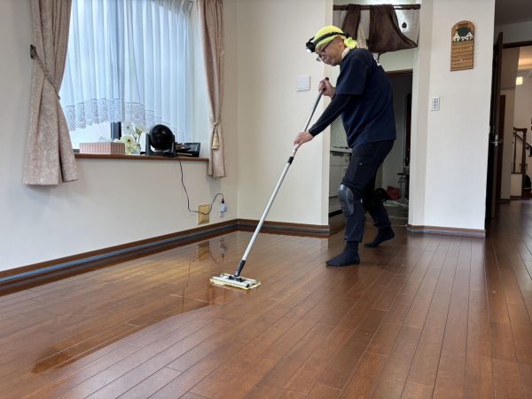 神奈川県川崎市宮前区  フロアコーティング 施工中の様子