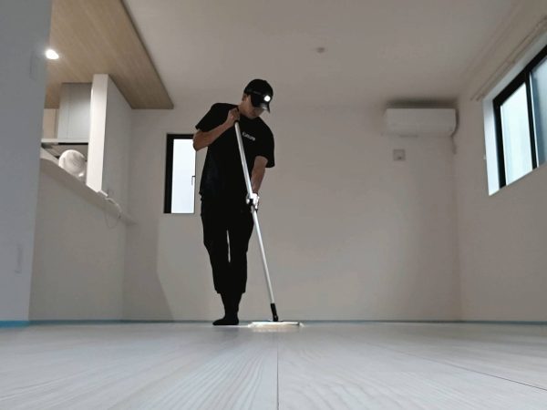 東京都練馬区 フロアコーティング 施工中の様子