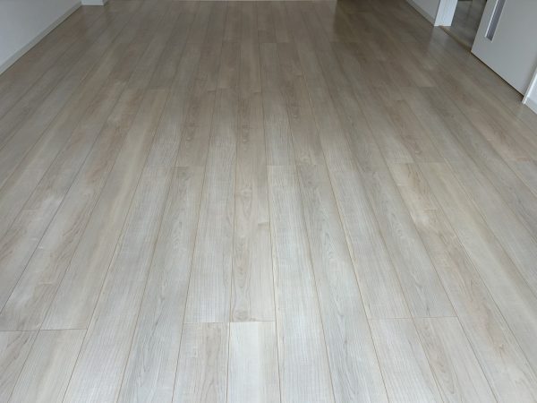 新潟市東区フロアコーティング 施工中の様子