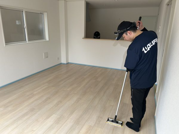 新潟市東区フロアコーティング 施工中の様子