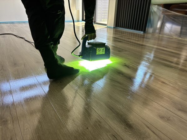 宮城県石巻市 フロアコーティング 施工中の様子