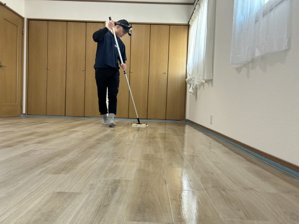 宮城県仙台市宮城野区 フロアコーティング 施工中の様子