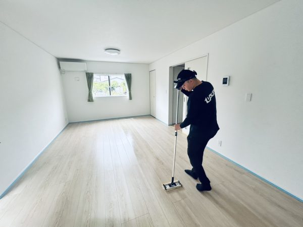 新潟市西区 フロアコーティング 施工中の様子