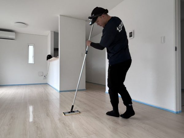 新潟県新潟市西区フロアコーティング 施工中の様子