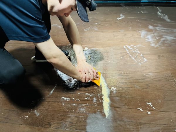 福島県別荘地フロアコーティング 剝離清掃中