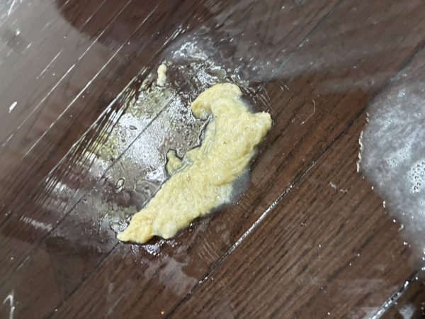 福島県別荘地フロアコーティング 剝離清掃中