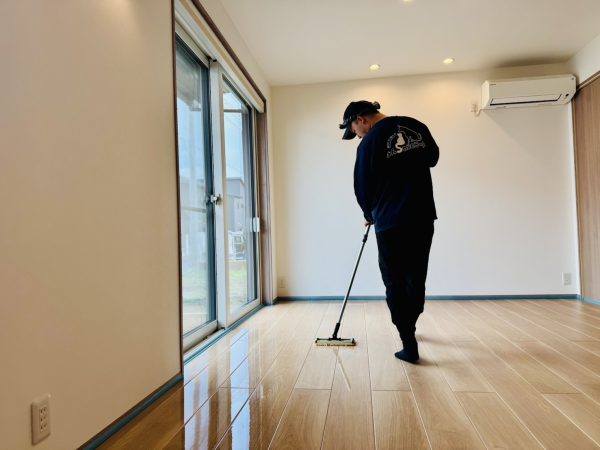 栃木県佐野市フロアコーティング 施工中の様子