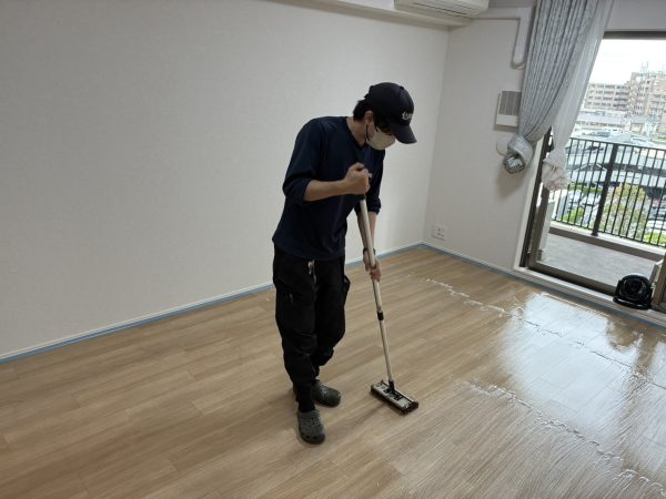 千葉県柏市 フロアコーティング 施工中の様子