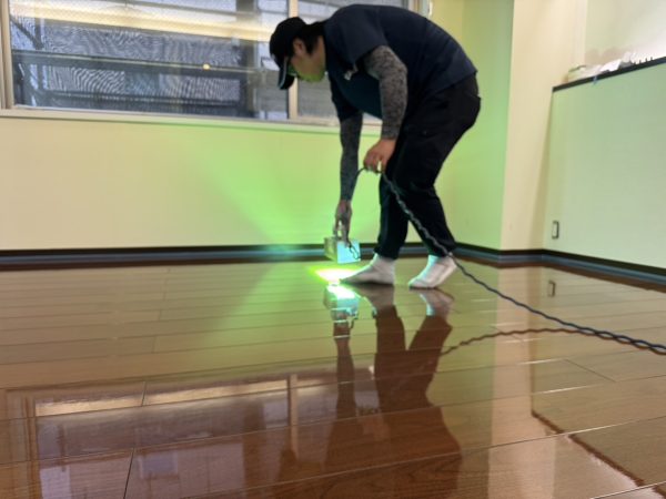東京都品川区 フロアコーティング 施工中の様子
