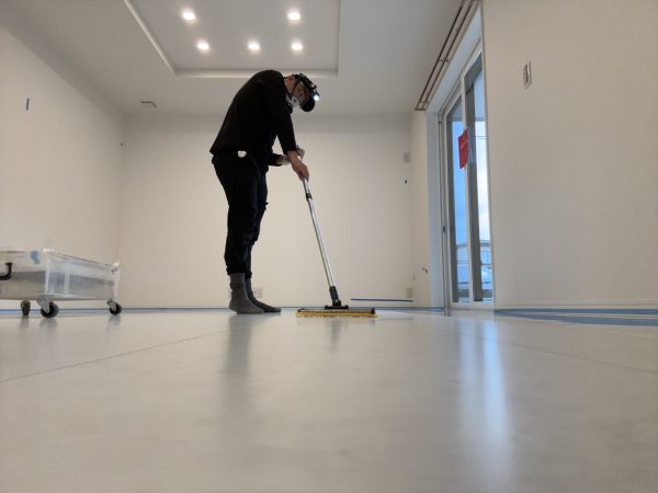 さいたま市南区 フロアコーティング 施工中の様子