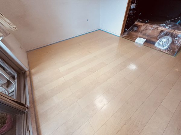 施工前：何もしていないフローリングは汚れがつきやすい状態