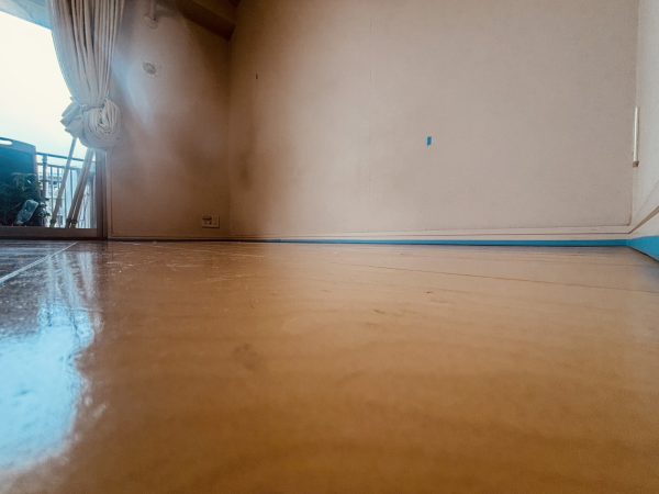 施工前：何もしていないフローリングは汚れがつきやすい状態