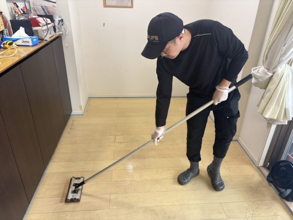 埼玉県朝霞市 フロアコーティング 剝離清掃の様子