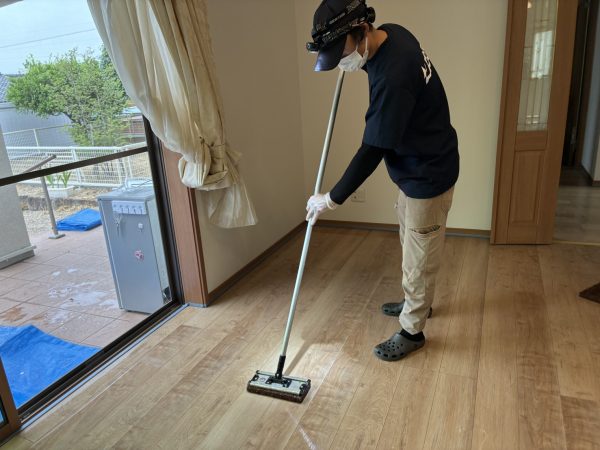 群馬県高崎市 フロアコーティング 施工中の様子