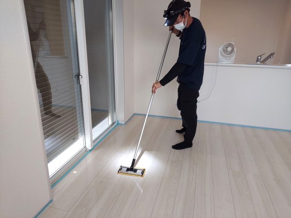 埼玉県春日部市 フロアコーティング 施工中の様子