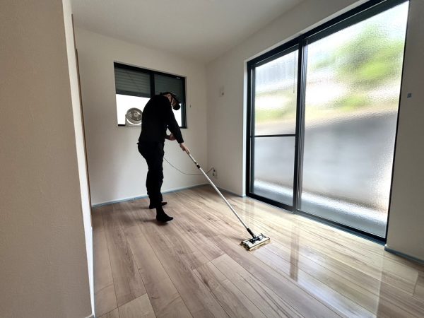 神奈川県横浜市保土ヶ谷区 フロアコーティング 施工中の様子