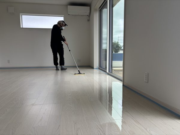 埼玉県富士見市 フロアコーティング 施工中の様子