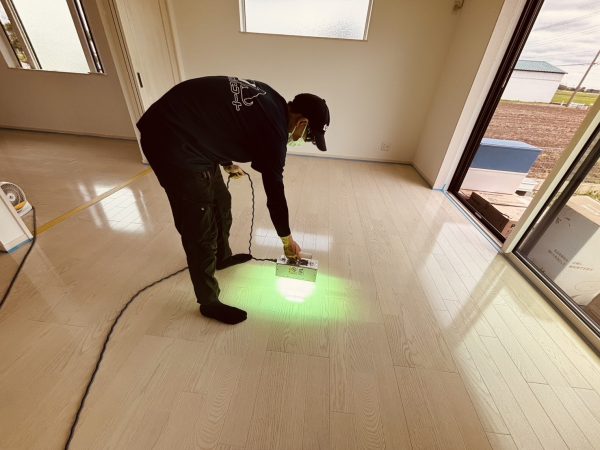 埼玉県富士見市 フロアコーティング 施工中の様子