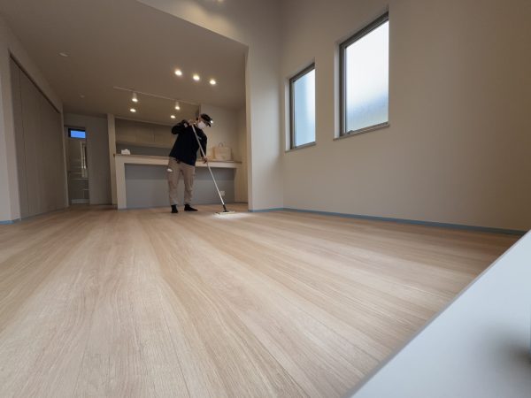 神奈川県茅ヶ崎市 フロアコーティング 施工中の様子