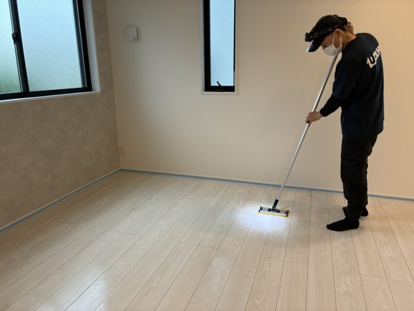 東京都北区 フロアコーティング 施工中の様子