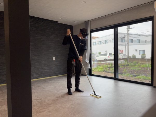 埼玉県さいたま市見沼区 フロアコーティング 施工中の様子