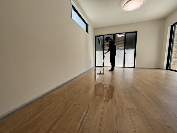 神奈川県茅ケ崎市 フロアコーティング 施工中の様子