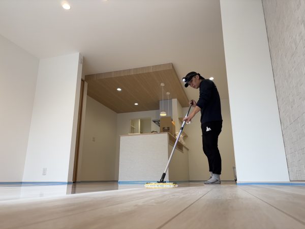 東京都町田市 フロアコーティング 施工中の様子
