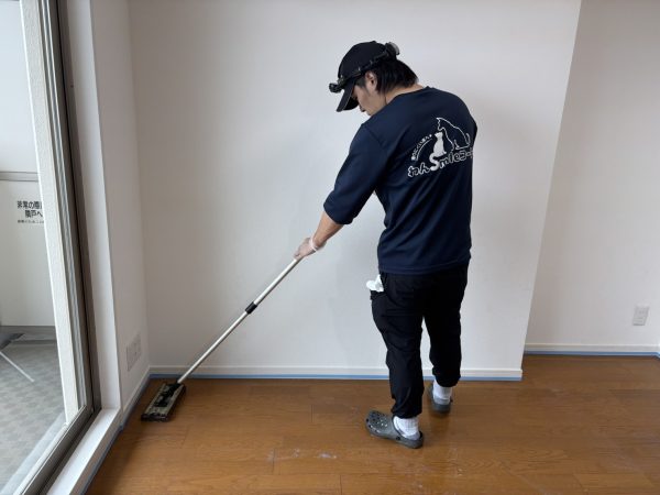 埼玉県さいたま市緑区 フロアコーティング 施工中の様子