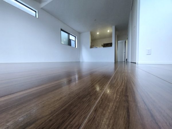 ダーク系フローリングのガラスUVコーティング施工例
