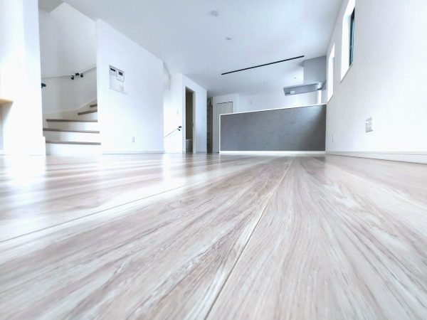 白系フローリングのガラスコーティング施工例
