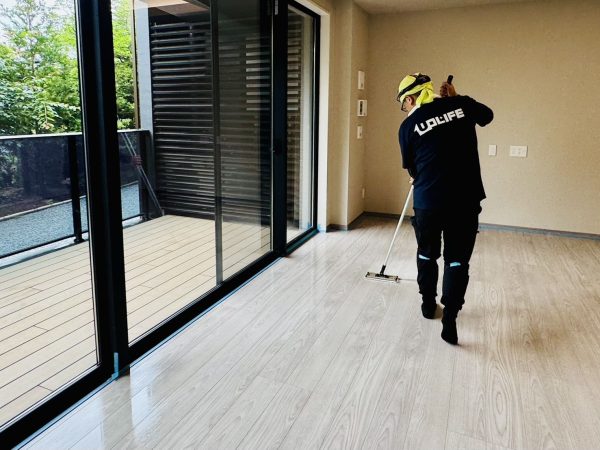 長野県北佐郡軽井沢町 フロアコーティング 施工中の様子